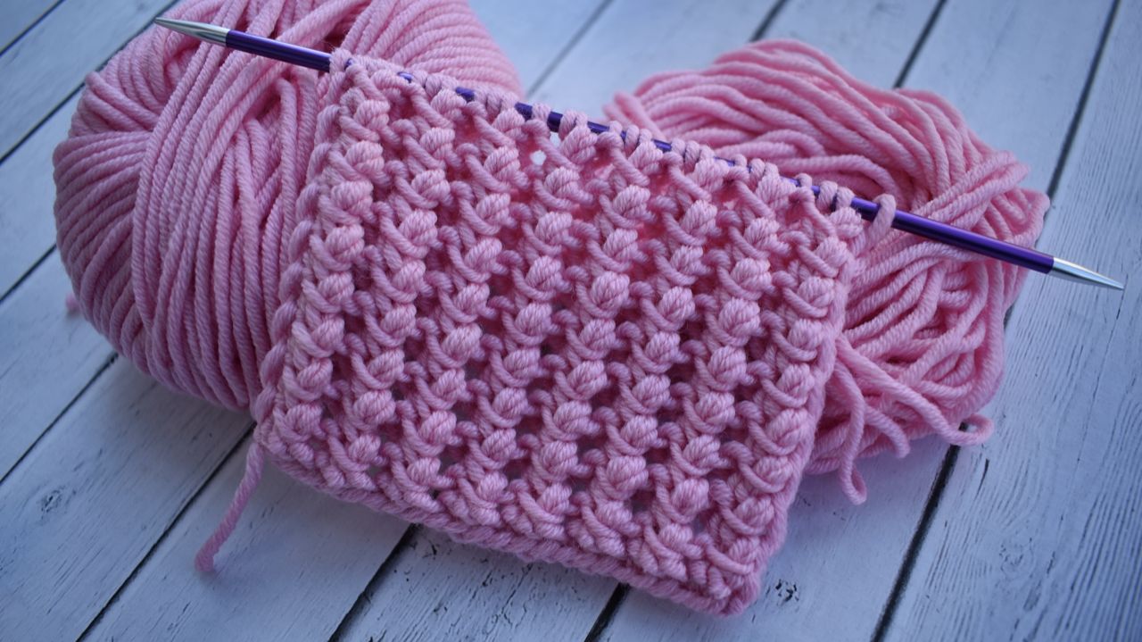 "ОБЪЕМНЫЕ УЗЕЛКИ" СПИЦАМИ | ПРОСТОЙ УЗОР СПИЦАМИ В 2 РЯДА смотреть онлайн