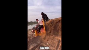 Отчаянные трициклисты. Повторять не рекомендуется, трюки выполнены профессиональными трициклистами