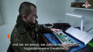 Работа специалистов по ремонту аппаратуры связи