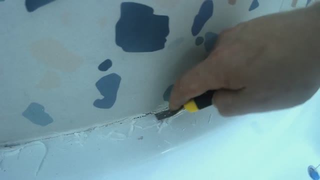 Замена герметика акриловой ванны