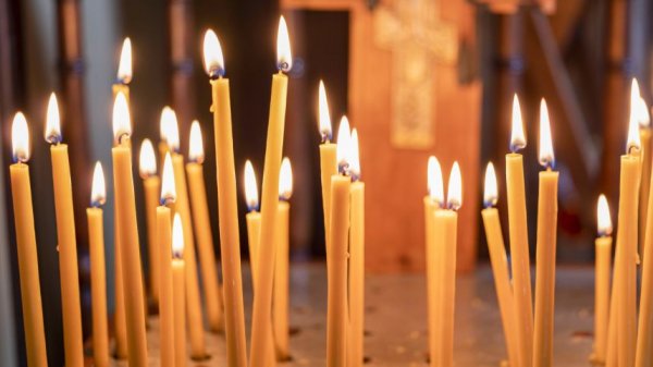 Цифровая вера: можно ли ставить свечи онлайн и пользоваться телефоном при богослужении