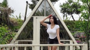 Кемпинг под дождём в деревянном домике.