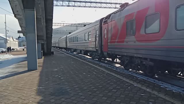 ЭП1П-001 с поездом № 9 отправляется со станции Слюдянка