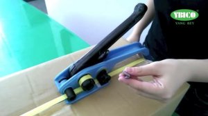 Скрепление стреппинг ленты с помощью натяжителя клещей и скобы