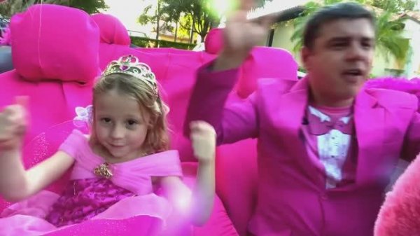 Настя и папа украсили машину в розовый цвет