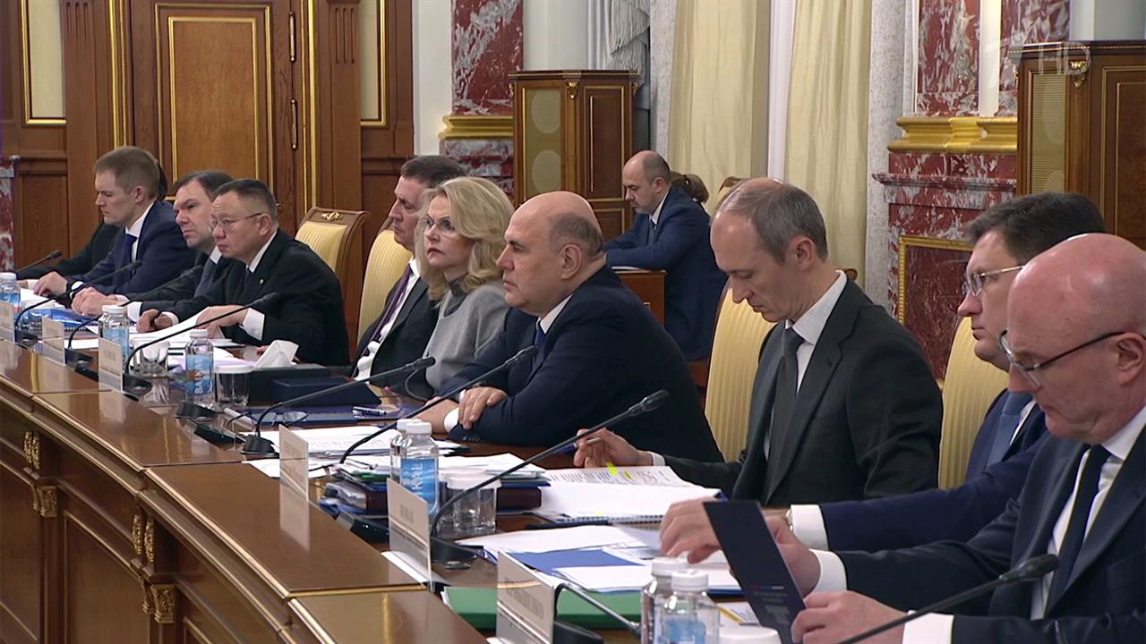 Михаил Мишустин встретился с депутатами от ЛДПР и партии "Новые люди" перед отчетом в Госдуме. смотреть онлайн