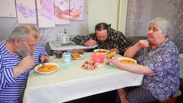 Как вкусно наша мама готовит Потушила курицу с овощами Мы вкусно пообедали ПОДВАЛ ИЛЬИЧА смотреть онлайн