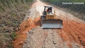 Часть 7 Отличный бульдозер Продолжает работу по строительству дороги на плантации - Самосвал насыпае