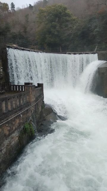 шум водопада