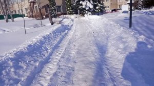 Иду на ВБ.//парк кто то чистит.