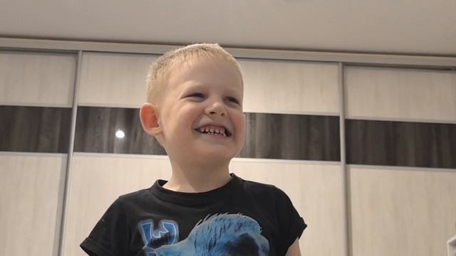 Будущая звезда эстрады берёт уроки у фанеры. 😄🎶 смотреть онлайн