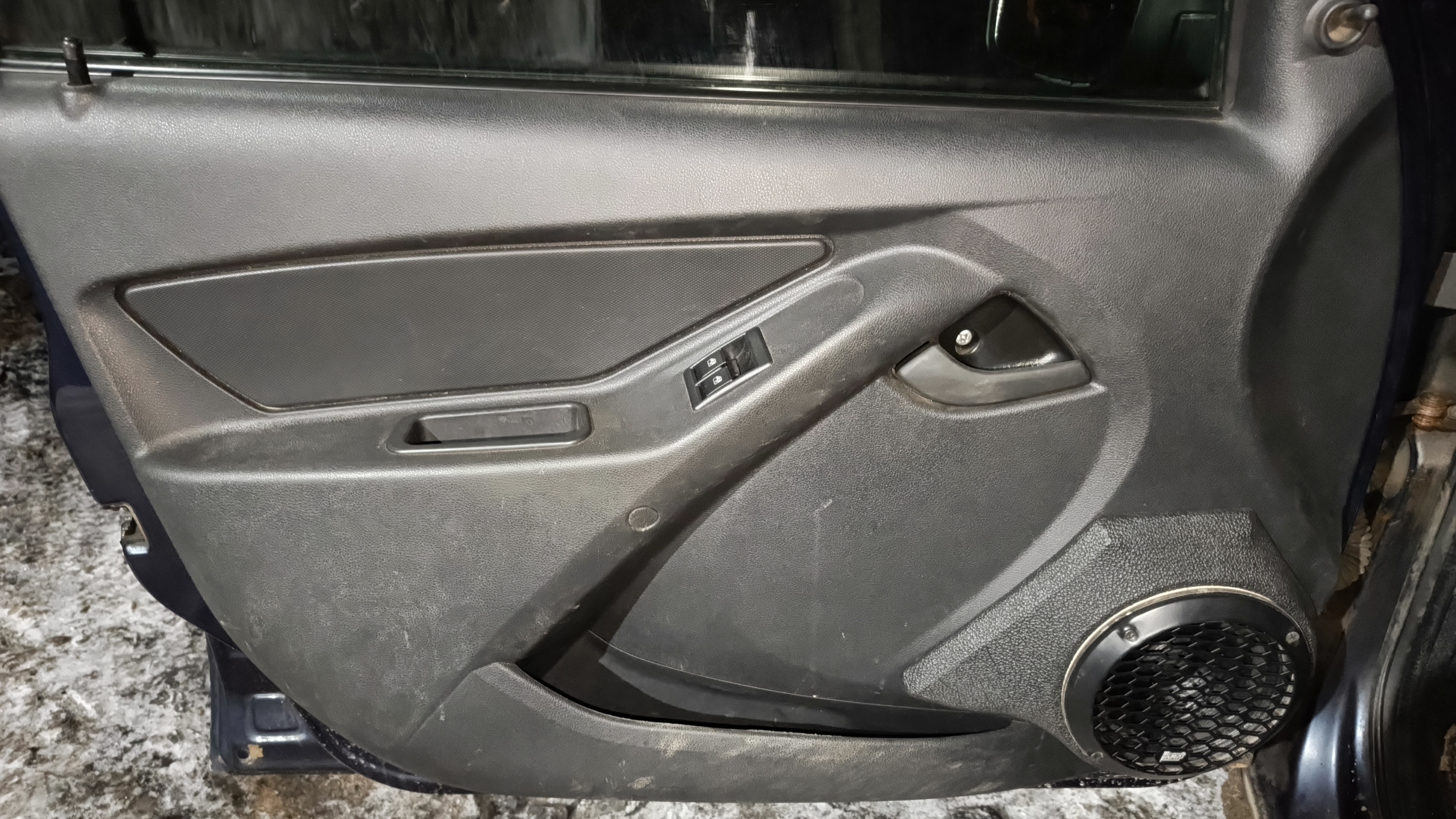 как снять обшивку водительской двери лада гранта двенадцатый год