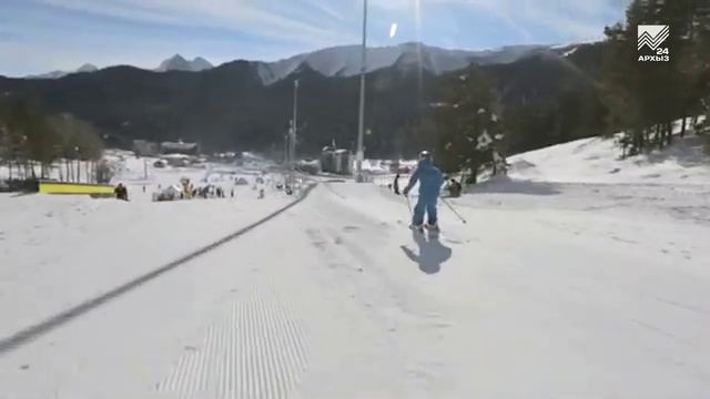 На Южном склоне Архыза открылся современный сноупарк с трамплинами смотреть онлайн