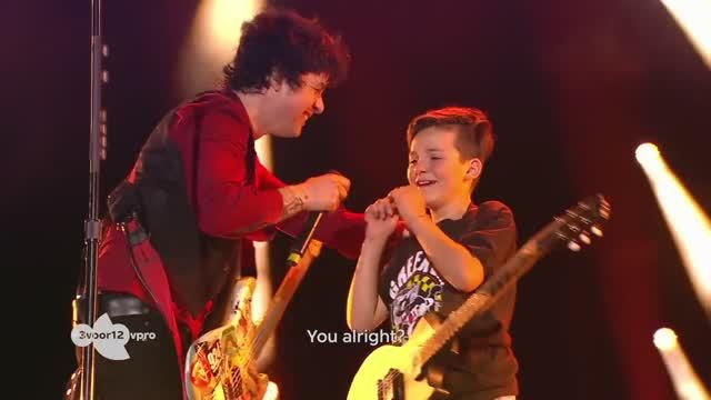Green Day пригласили 11-летнего Джулса на сцену. Green Day brings 11 year old-fan out on stage смотреть онлайн