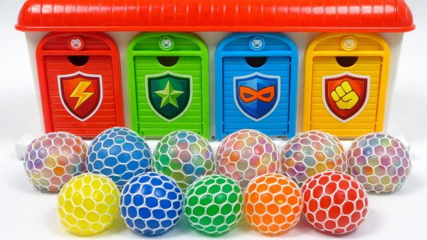 Мультики для детей. Яркие, мягкие шарики и игрушки у гаража. Мультики залипалки для малышей