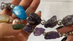 Колье и браслеты.