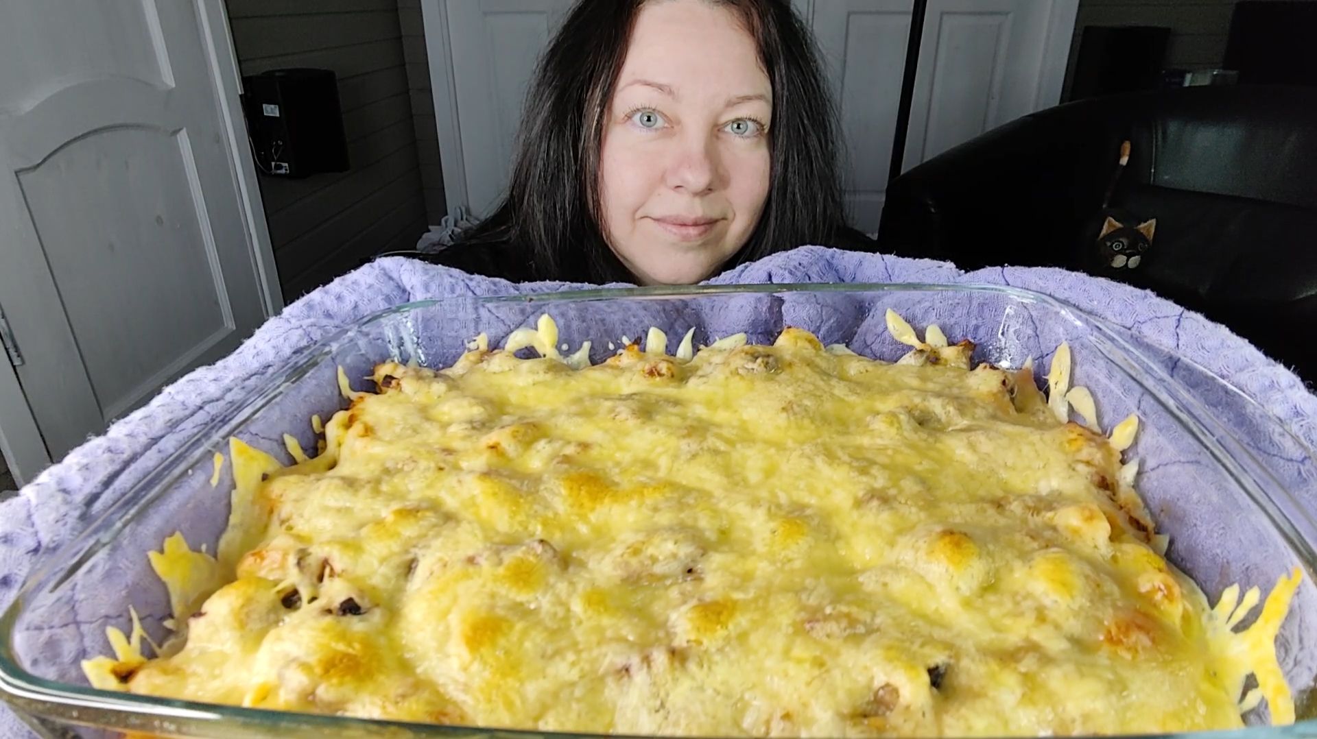 Мукбанг Запеканка с курицей и грибами, салат "Коул Слоу", помидоры маринованные, аджика, пепси. смотреть онлайн