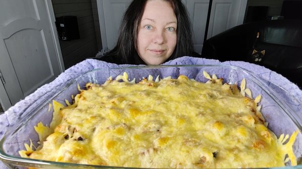 Мукбанг Запеканка с курицей и грибами, салат "Коул Слоу", помидоры маринованные, аджика, пепси.