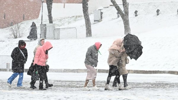 Снегопад не прекращается в Москве. Столицу накрыла оттепель, гололедица и морось