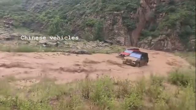 BYD YangWang U8 против стихии! Tank 300 и Jeep Wrangler нервно курят в сторонке... смотреть онлайн