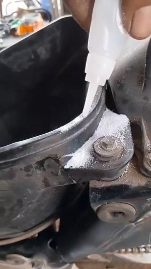 Если вам нужно быстро исправить повреждение пластика, отлично подойдет супер клей и сода.