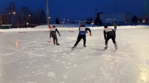 Разрезая лёд коньками