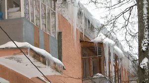 (Рыбинск-40) НАВИСАЮЩАЯ ОПАСНОСТЬ: ВРЕМЯ ЧИСТИТЬ КРОВЛИ