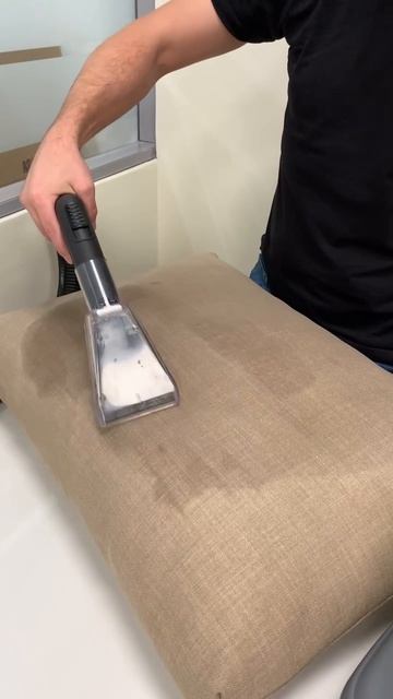 Как убирать моющим пылесосом Ghibli D12 жирные пятна с текстильной поверхности