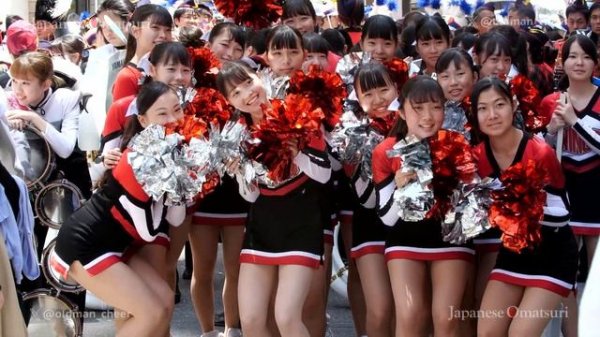 We spotted a group of beauties who rival idols! The parade is about to start!