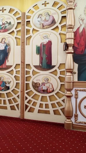 божественная служба в храме Святой Троицы