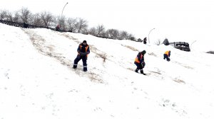 В Кемерове сотрудники Госавтоинспекции и дорожные службы ликвидировали опасную снежную горку