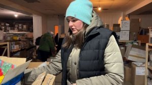 Помощь беженцам на складе