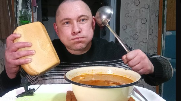 мукбанг/обжорыч/Супец Борщ с говядиной и буханка хлеба/