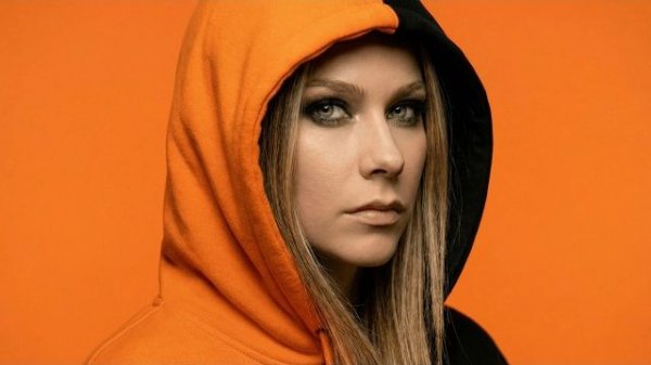 UNDER MY SKIN -  Emotional Uplifting   Female Vocal Trance   Skyla Reeze