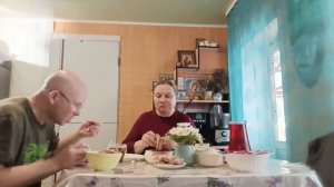 МУЖ ПОМОГАЕТ, ЖАРЮ БЛИНЫ...