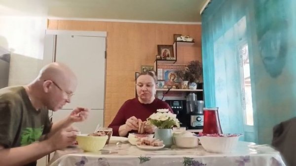 МУЖ ПОМОГАЕТ, ЖАРЮ БЛИНЫ...