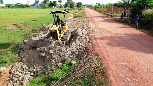 Опытный Бульдозерист Начинает Строительство, Чтобы Соединить дорогу Через Воду И Самосвал, Разгружаю смотреть онлайн