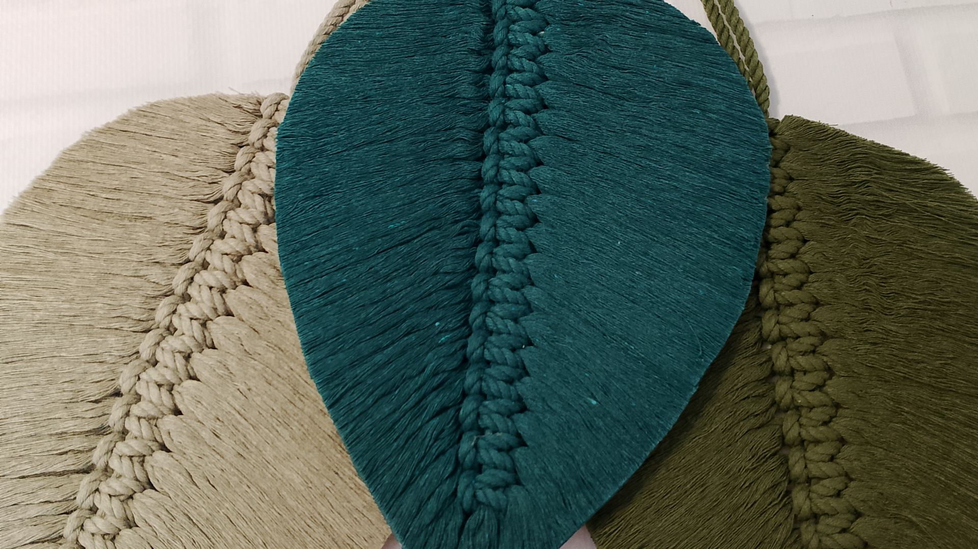 Мастер-класс: Учимся делать листья макраме. 3 способа фиксации:флизелин, клей, лак для волос. смотреть онлайн