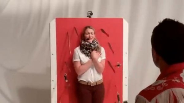 Carolin traut sich Messerwerfer