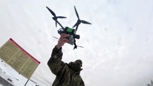 Добровольцы в учебных центрах осваивают передовые технологии управления беспилотными системами.