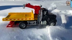 Машинки катаются в сугробах - Синий Трактор, Автовоз и Погрузчик. Манкиту.