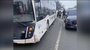 В Уфе на проспекте Октября столкнулись пассажирский автобус и Audi