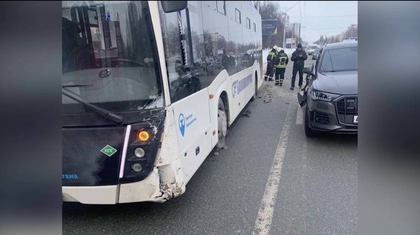 В Уфе на проспекте Октября столкнулись пассажирский автобус и Audi