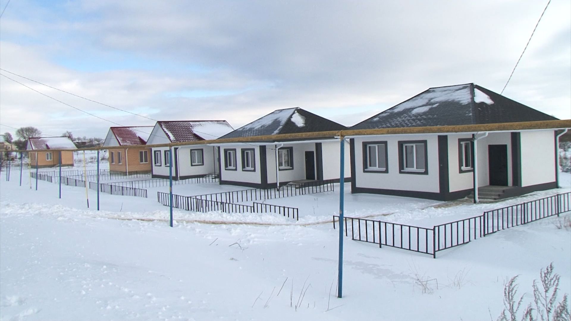 В Красногвардейском округе продолжается реализация программы по обеспечению жильём детей-сирот смотреть онлайн