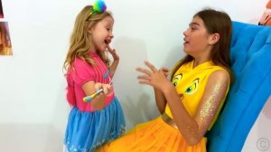 Настя делает аквагрим для конкурса красоты