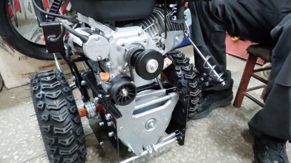 Замена ремней на снегоуборщике. Ремень привода шнека, ремень привода колес.