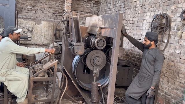 Процесс изготовления колесного диска трактора. Пакистан. смотреть онлайн