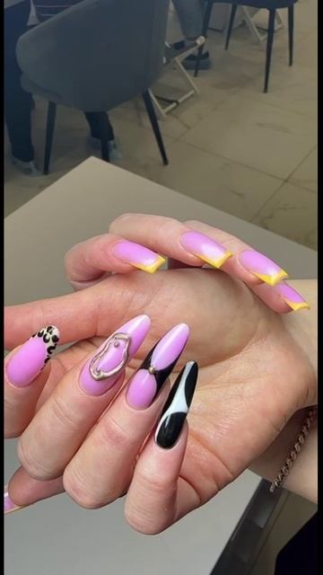 ручная роспись на длинных ногтях