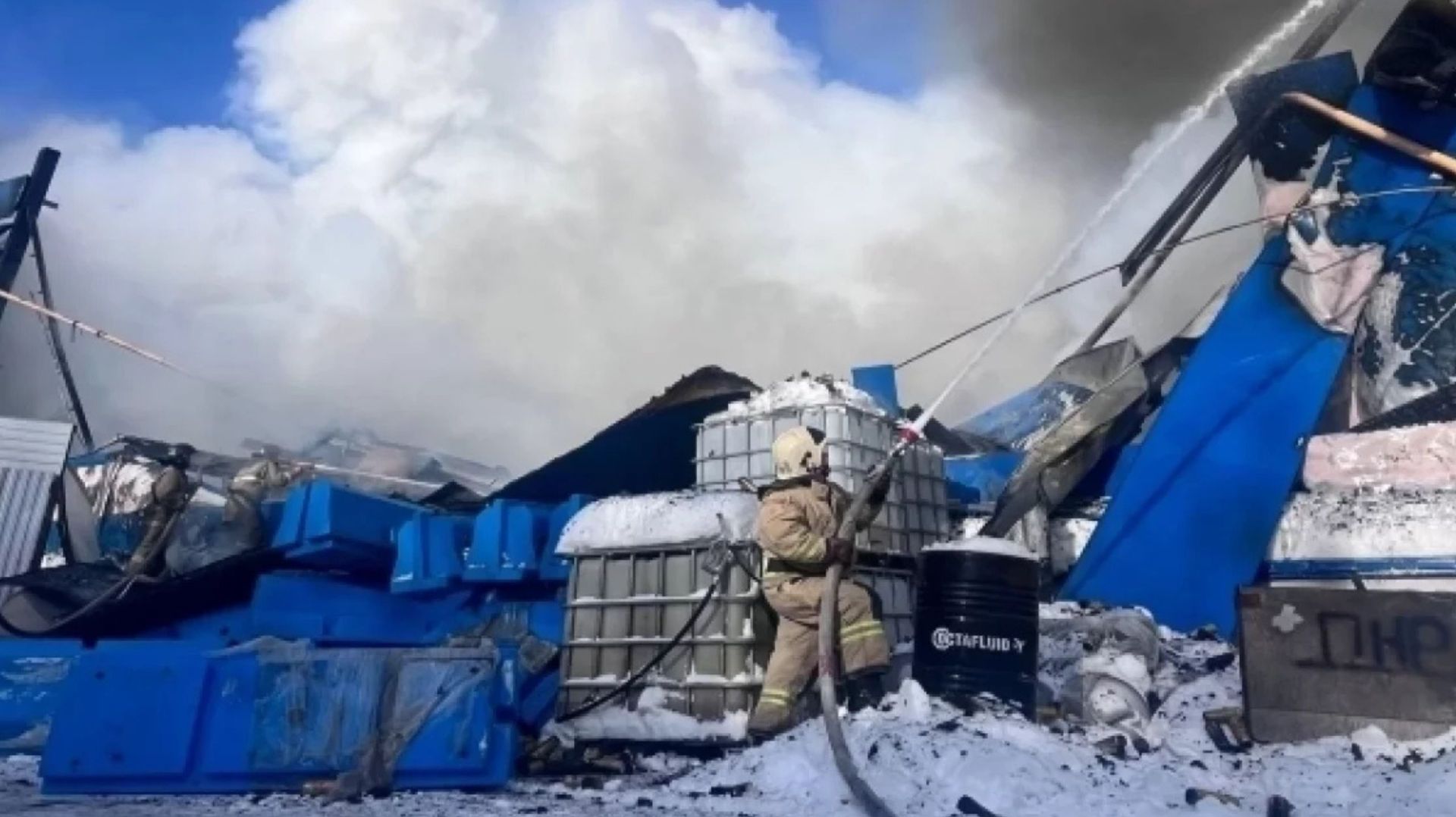 Пожар в здании с пластиковой продукцией удалось локализовать в Самомрской области смотреть онлайн