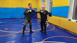 От двойки в голову. Один из тысячи вариантов.